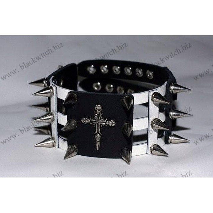 Lederen halsband met studs en een kruis